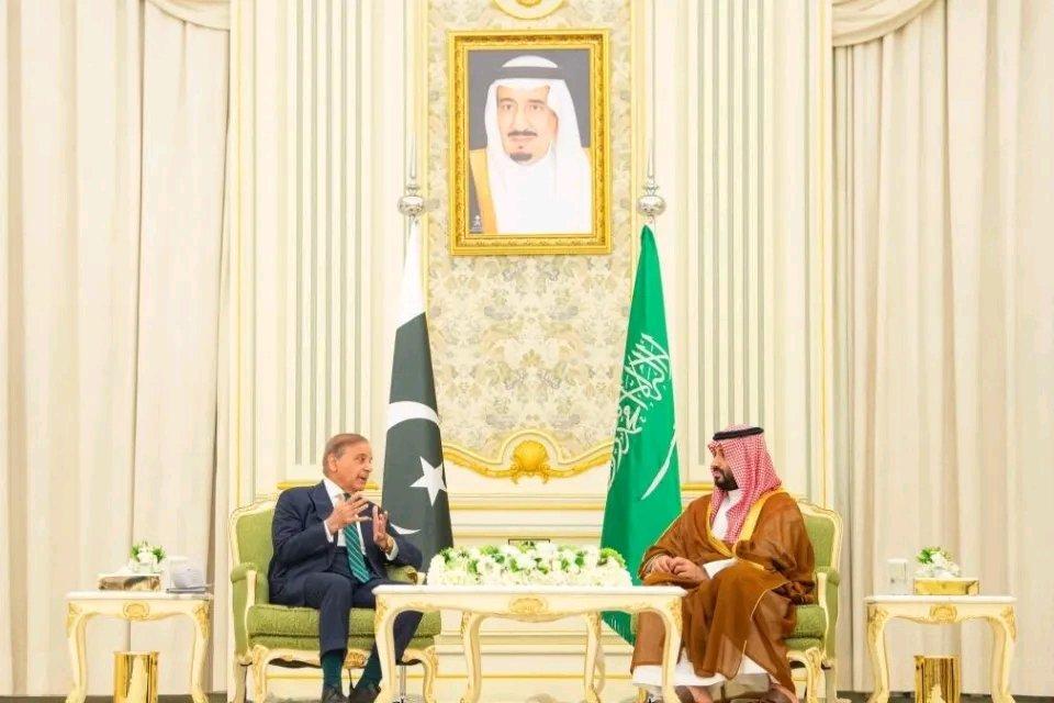 沙特转向中国寻求安全保障，与巴铁签防御协议，美军紧张在国际政治的大棋盘上，沙特这