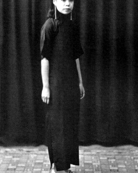 1953年，北京城里一位病榻上的女子气息奄奄，在生命最后一刻紧紧攥住丈夫的手，颤