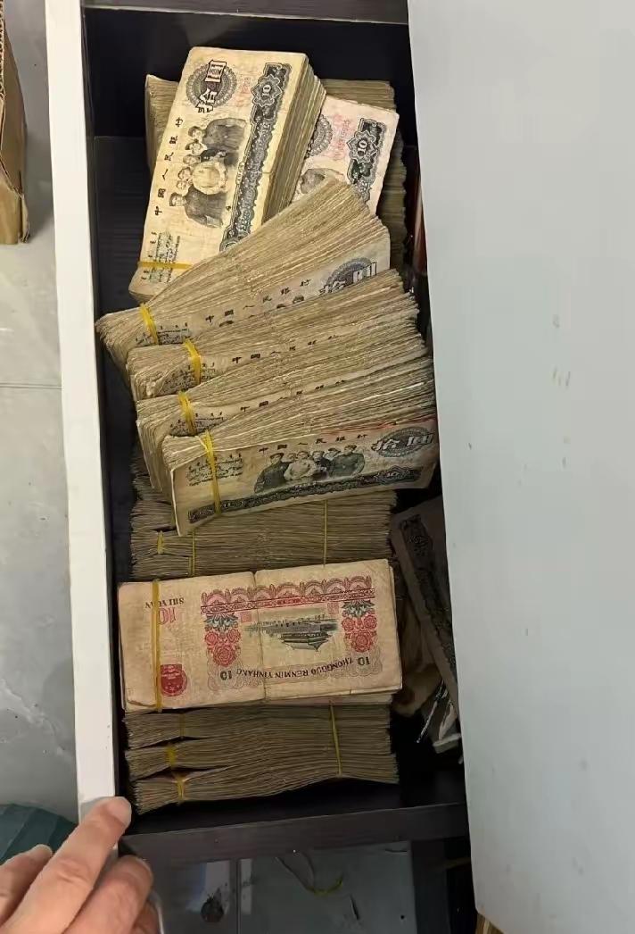 今天无意中在老宅里发现了好几叠七八十年代的人民币，品相看着不是很新，这种老币种还
