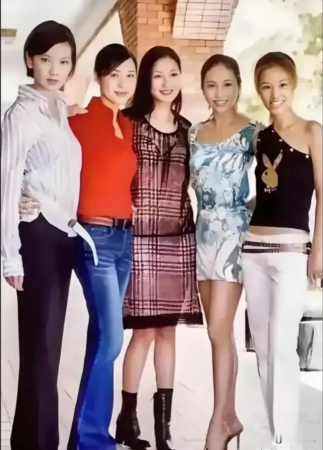 仔细看这笑意粲然的5张脸，左起：一眼就认出明眸善睐的林熙蕾，温婉如莲的陈法蓉，细