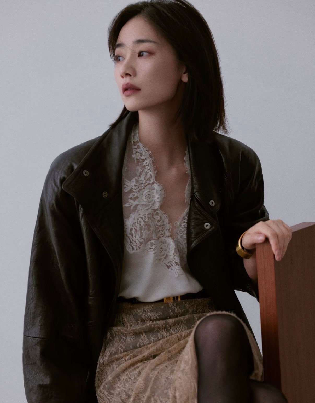 刘雅瑟耳朵红透了刘雅瑟帅还是美都能驾驭，温柔又有女人味的姐！ 