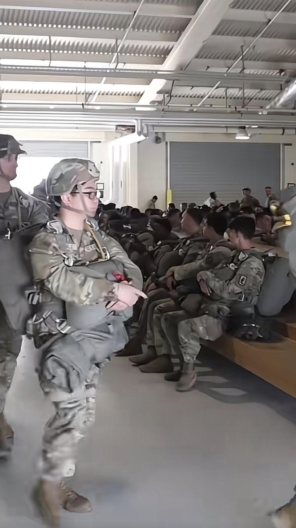 一群士兵在室内休息，有说有笑。