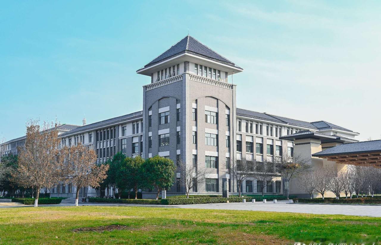 【洛阳师范学院109周年校庆】
洛水汤汤滋养百年文脉，杏坛巍巍孕育万千英才。
一