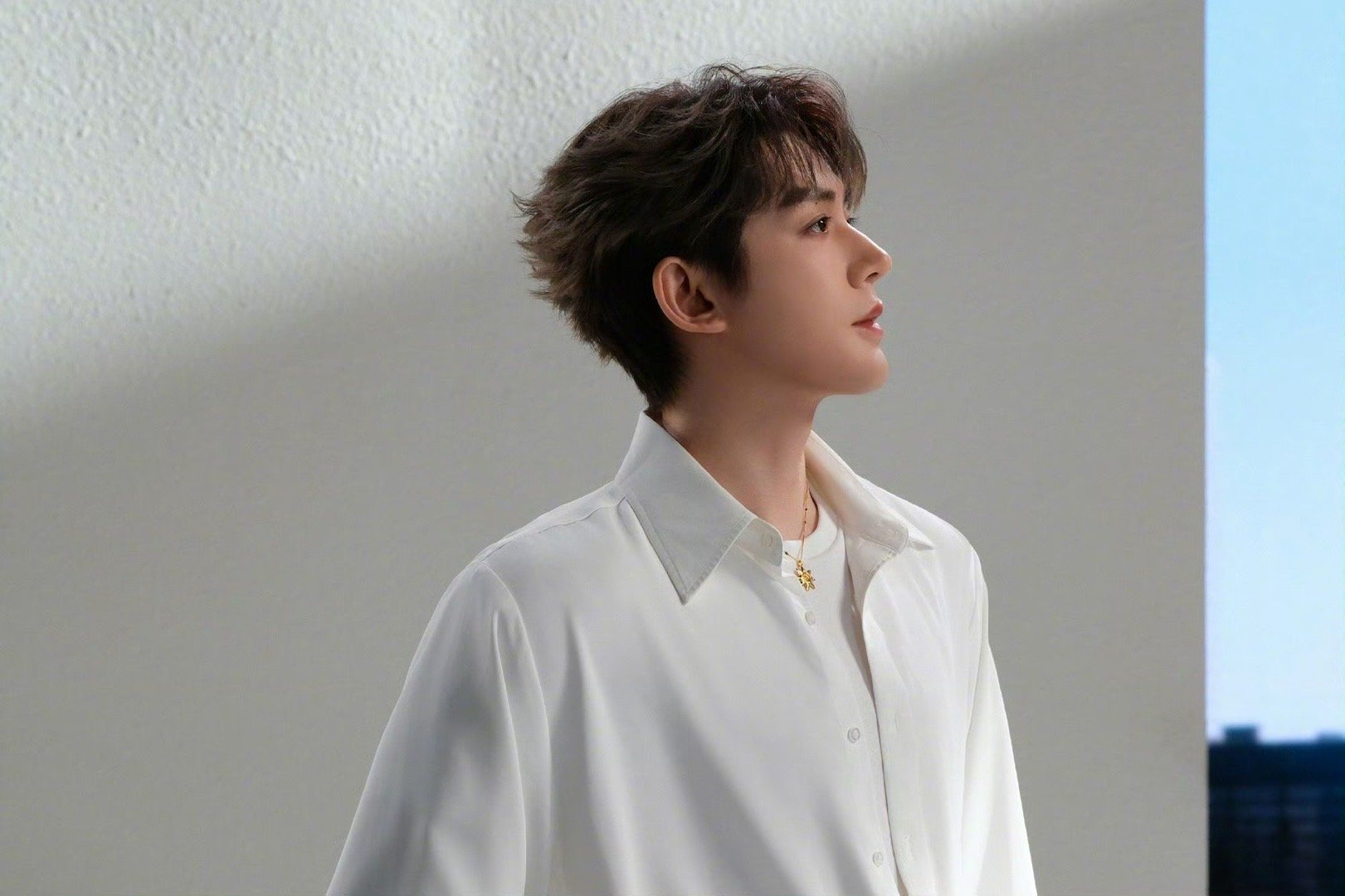 邓为戴银框眼镜太夯了 白衬衫的干净和银框眼镜的清冷叠在一起，邓为往那儿一站，不用