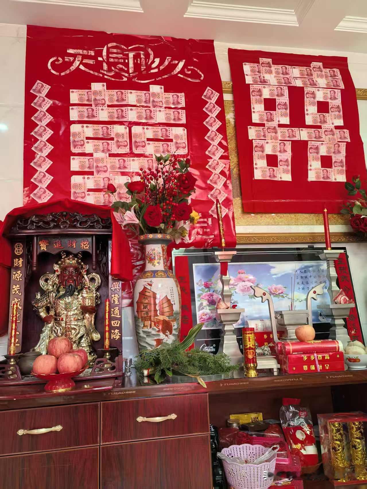 五一佳期逢喜宴，良辰美景，喜乐满堂。
烟火人间，举杯赴宴，共沾新婚喜气，同享阖家