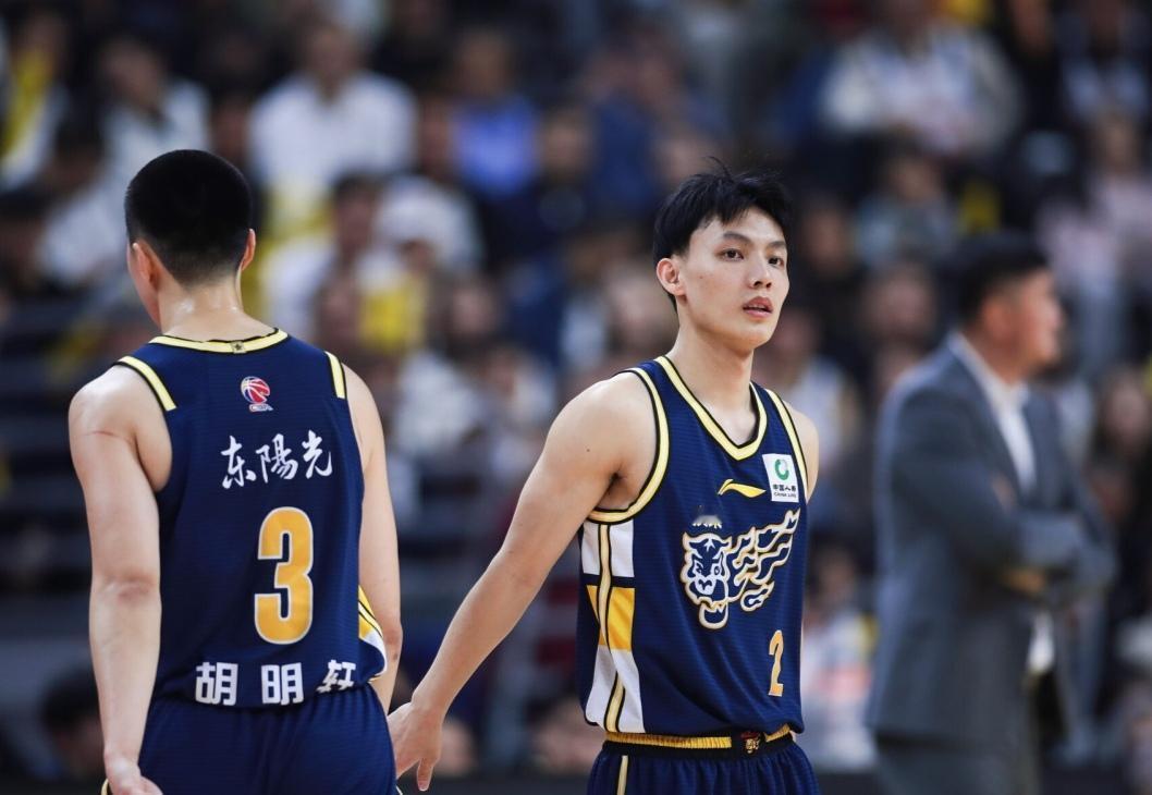 赛前本以为不会一边倒的比赛，最终却因为主力中锋只获得8分钟出场时间而引发了用人争