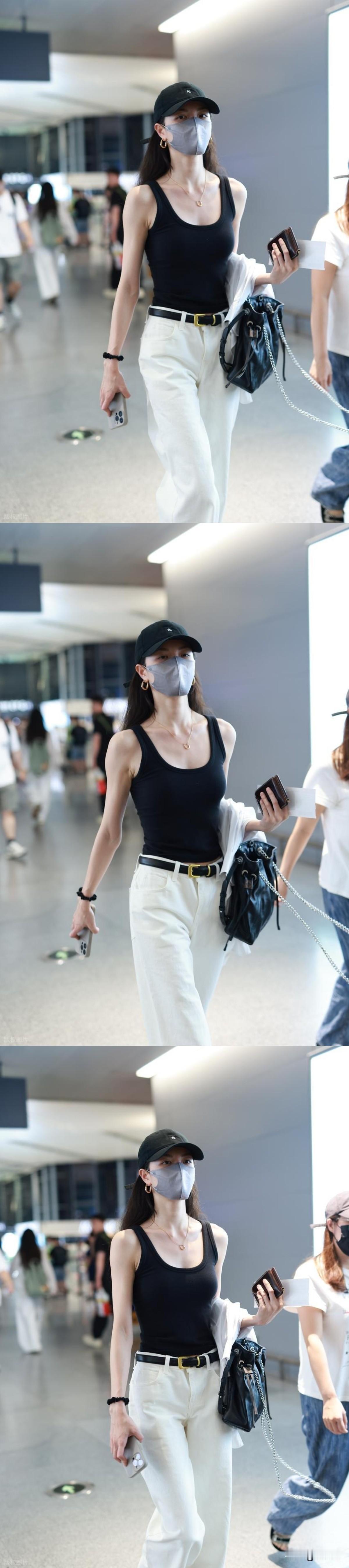 钟楚曦明明那么瘦，但衣服穿在她身上就是有种很性感的感觉！