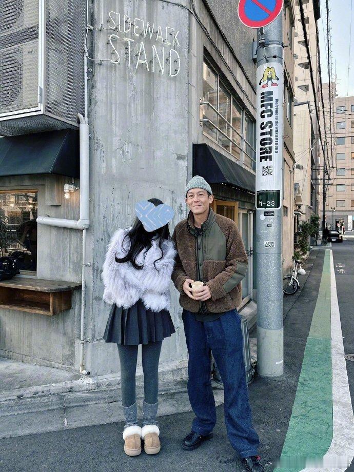 日本街头偶遇陈冠希  44岁陈冠希近照  有网友在日本街头偶遇陈冠希，说他真人比
