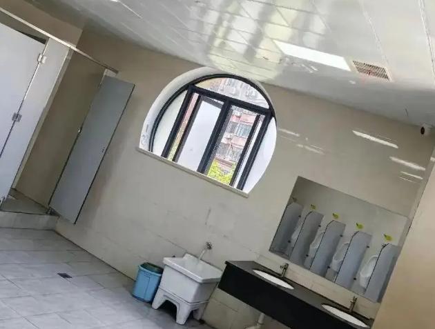 不管出于什么目的厕所都不应该安装摄像头

为防学生抽烟，学校在男厕装监控
浙江温