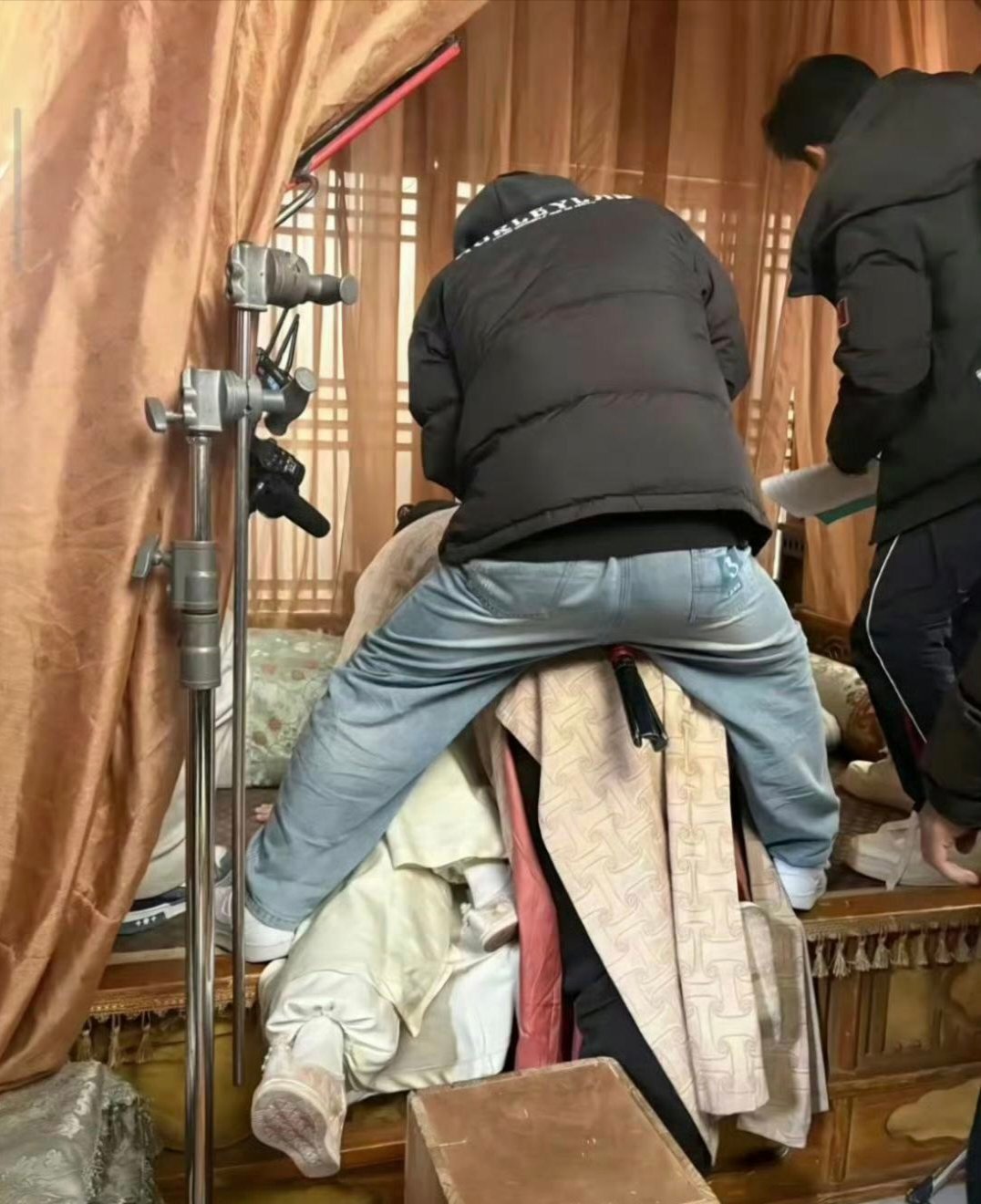 剧组生活 其实比男女主更暧昧的是摄影师和男女主 