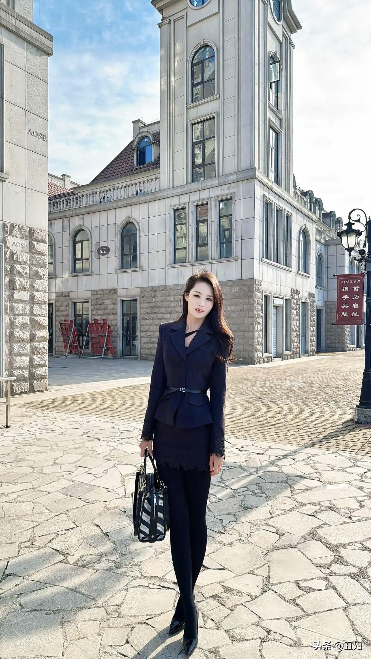 如何拍好看裤装丽人打底裤可是关键。就拿蓝色套装搭黑色打底裤来说，很多人穿得像中介