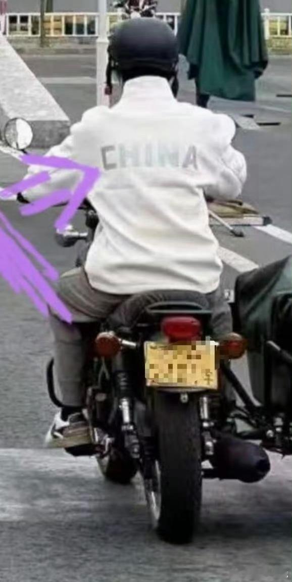 马嘉祺考的是摩托车驾照马嘉祺考摩托车驾照 ​网友偶遇马嘉祺驾校练车，还疑惑为啥戴