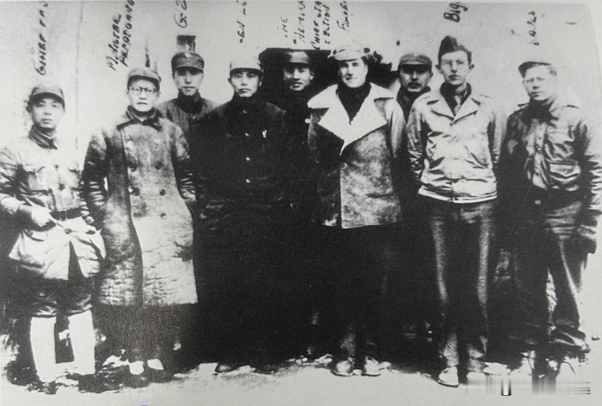 1945年1月，新世界第五师领导与美军14航空队联络组合影，前排左3李先念、左2