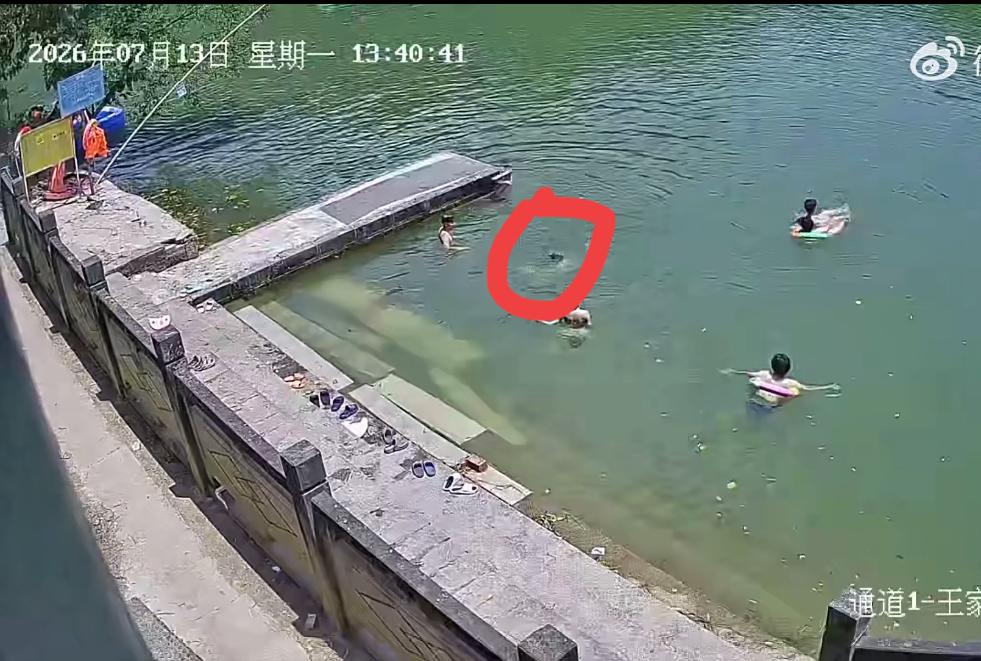 周围六个人眼睁睁看着一个男子在水中淹死，实在太揪心了。监控里面显示是 7 月13