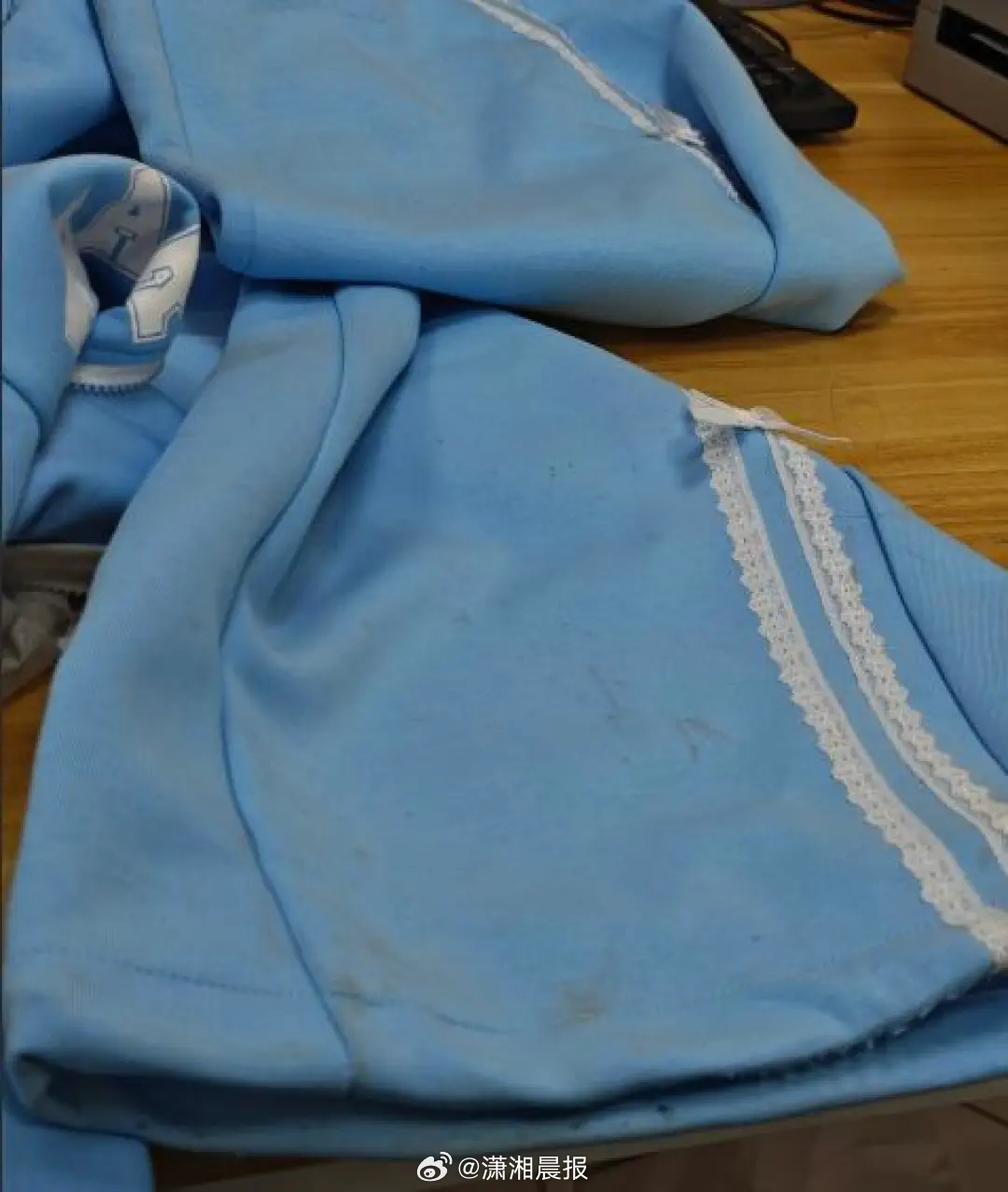 #律师解读演出服遭集体退货#【#穿过的衣服不能无理由退货#】近日，浙江湖州一位淘