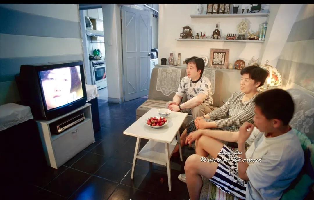 1990年的北京，一个普通的家庭，正在享受晚饭后的宁静时刻。他们在客厅里聚在一起