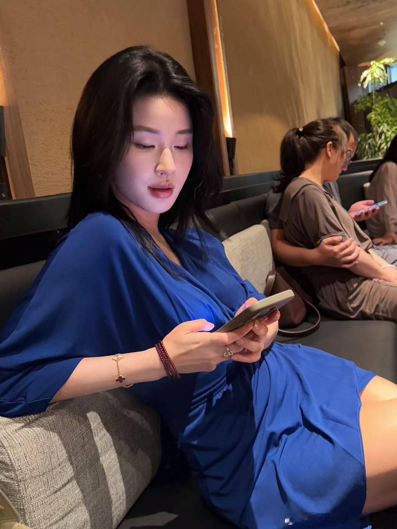 我爱的人站在光里，于是我朝着光走 