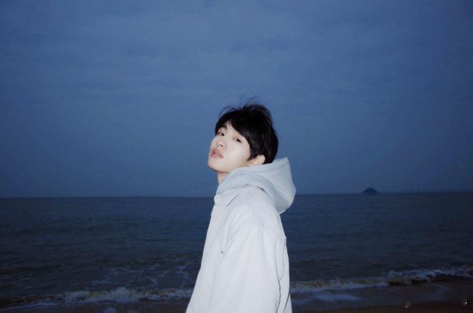 董思成海边明信片  董思成海边明信片拍的真的是太有氛围感了呀，片场的日记真的是g