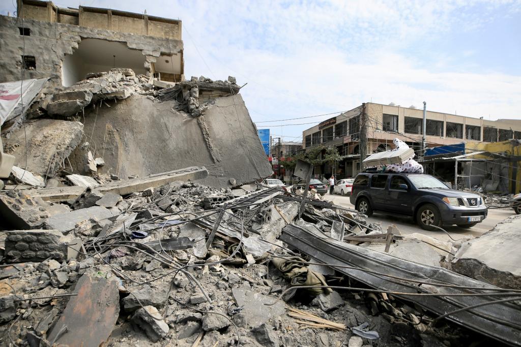 据美国全国广播公司新闻报道，黎巴嫩南部刚刚响起的停火钟声还未彻底消散，数以万计满