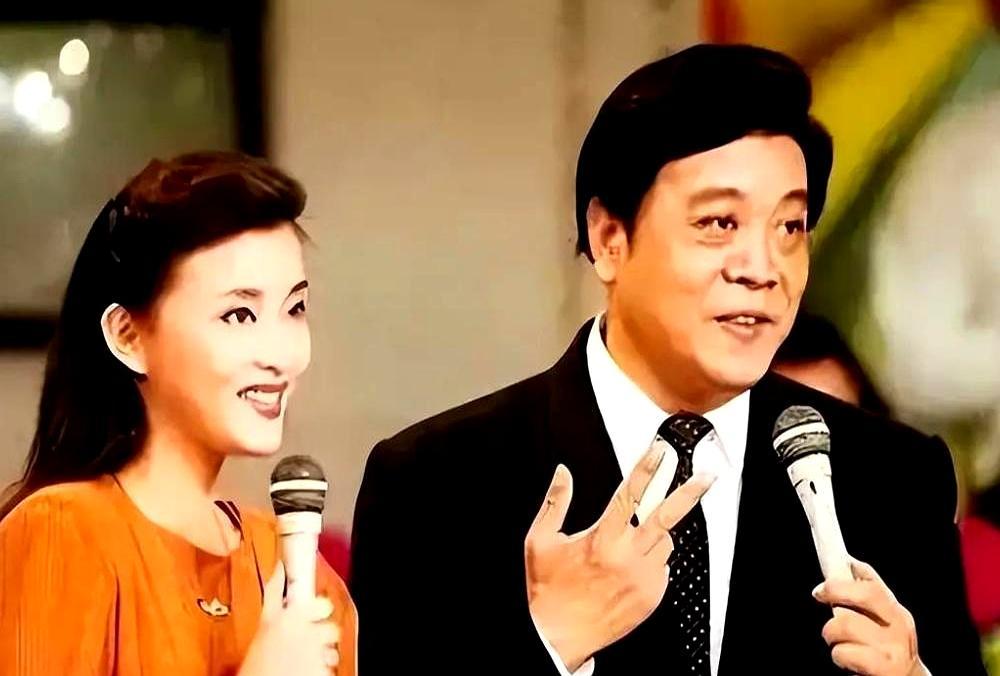 杨澜前夫张一兵，离婚三十年没蹭过她一次热度。
 
1995年两人签字分手，他默默