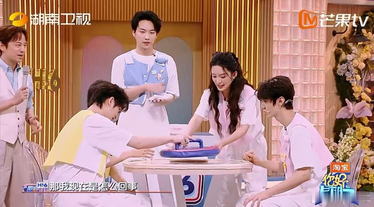 李沁眼里太有活了 你好星期六 玩泼水游戏时，李沁泼完水，眼睛可敏锐咯，看到桌子湿