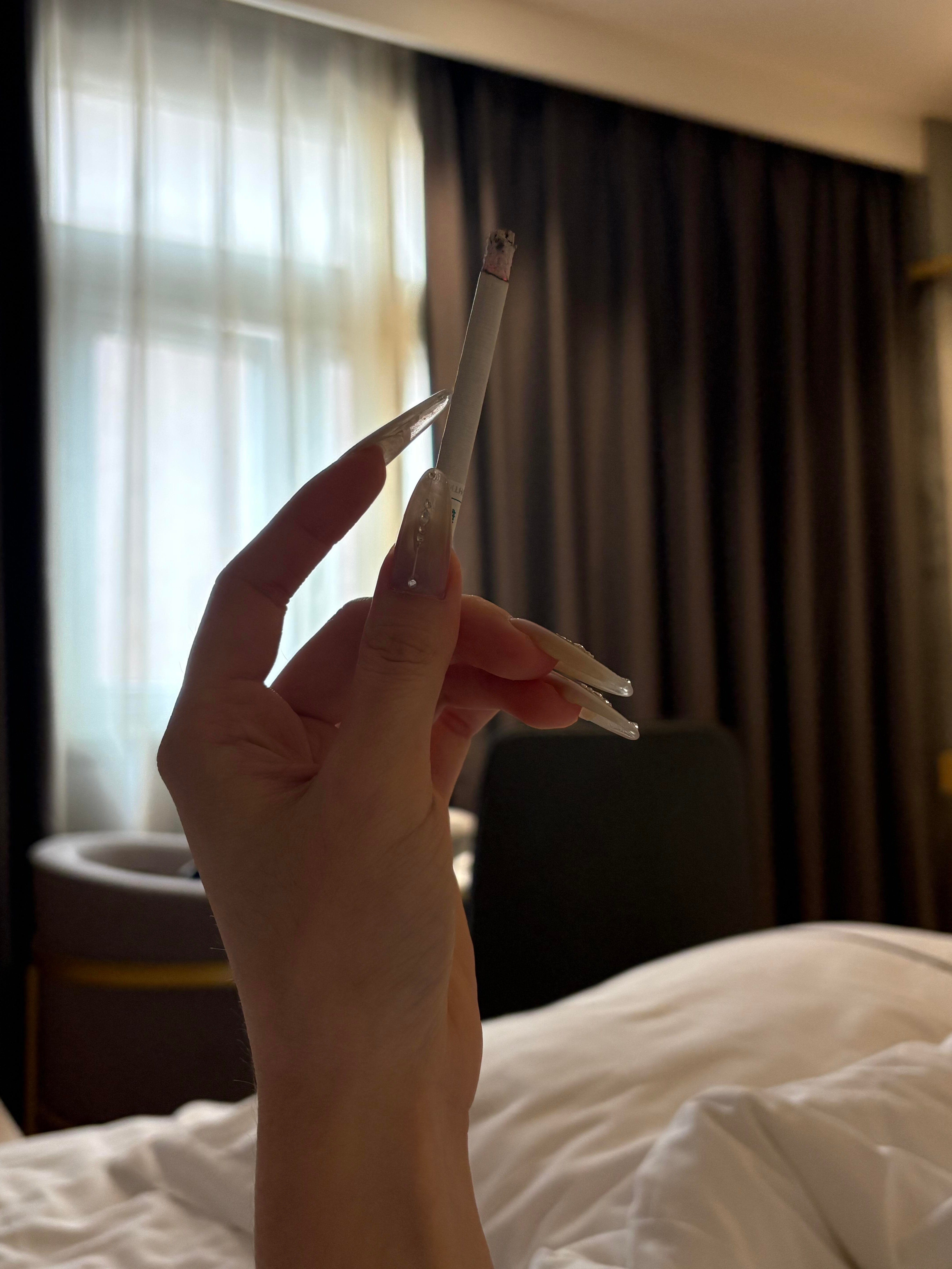 情绪不挂在脸上,难道挂在墙上吗,我又不是蒙娜丽莎。 