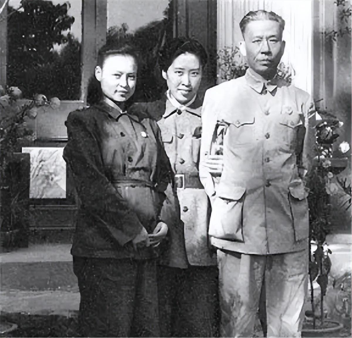 1938年，10岁的刘爱琴被被接到了延安，一个高大的男人快速向她走来，她害怕地躲