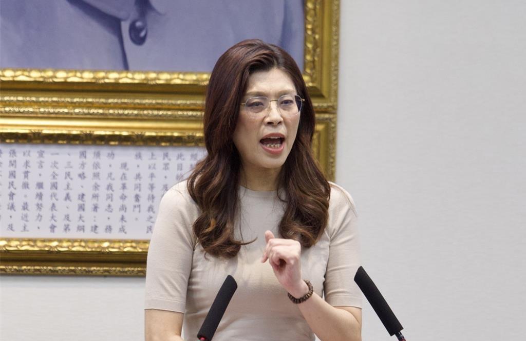 就在刚刚，

国民党主席郑丽文发表严正声明，

一张捧着现金的合照，把国民党搅得