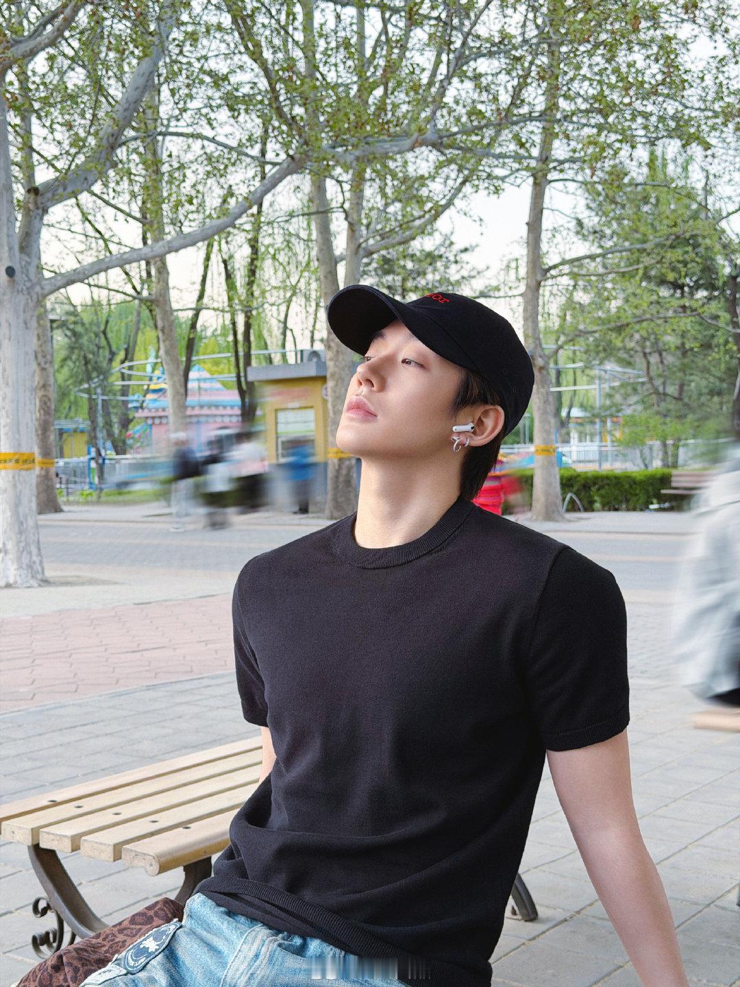 邓为最新营业，松弛感拉满每张都散发着随性又高级的氛围感，既有少年的清爽感，又带着