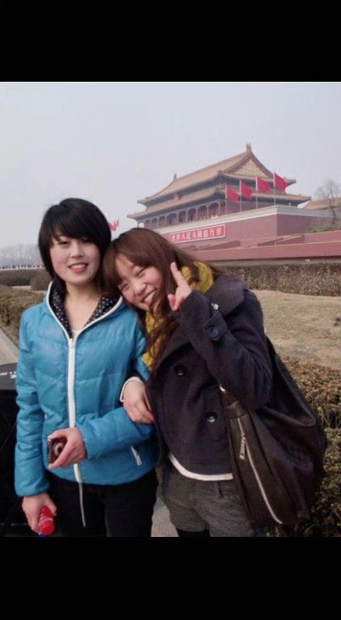 📸镜头互换的瞬间，她们的笑比红墙更暖☀️。双向奔赴的美好，定格成永恒的胶片🎞