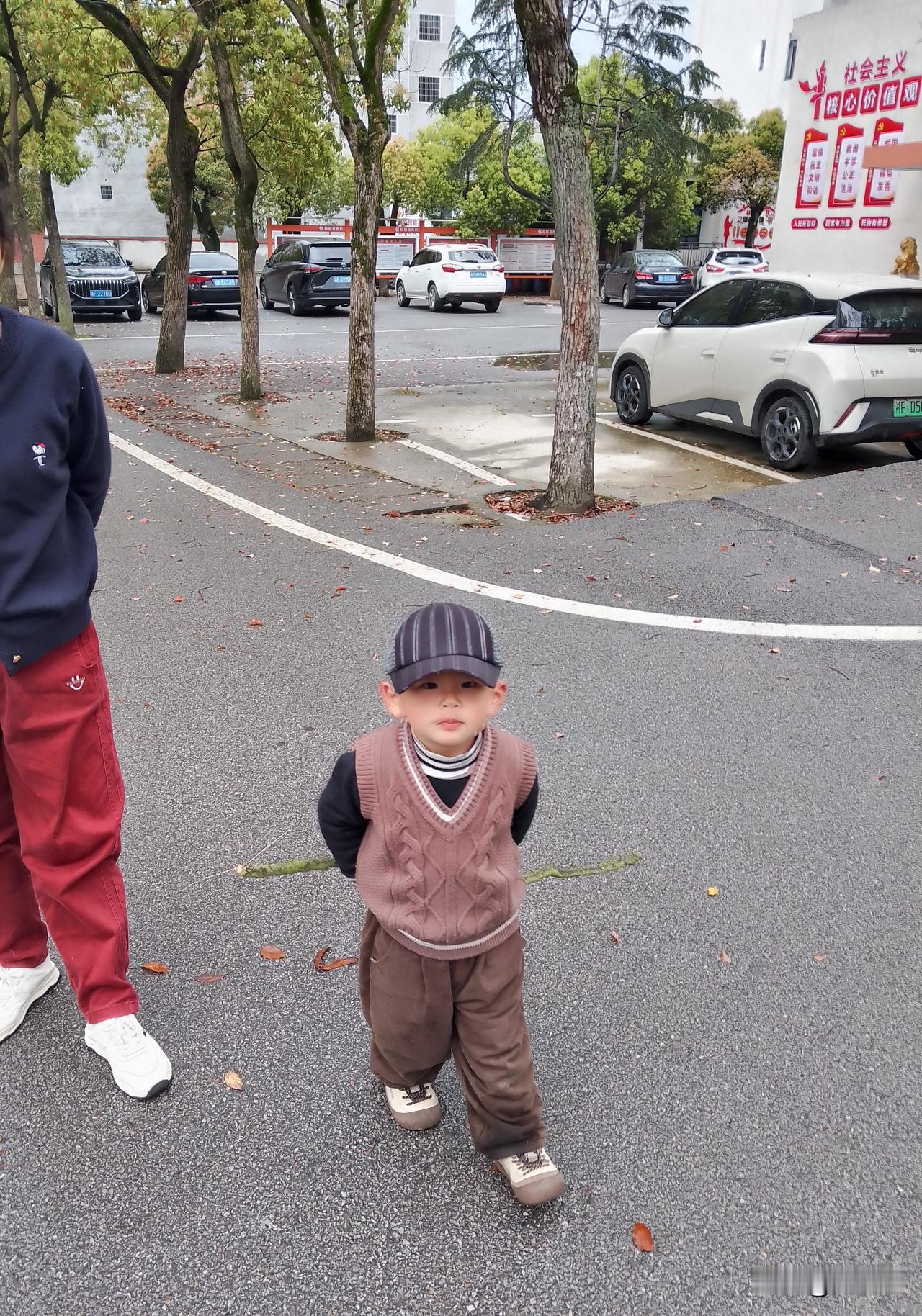 小孙木子两岁余，爱好初显不胜喜！
时间过得真快，小孙木子转眼间两岁两个月了。虽然