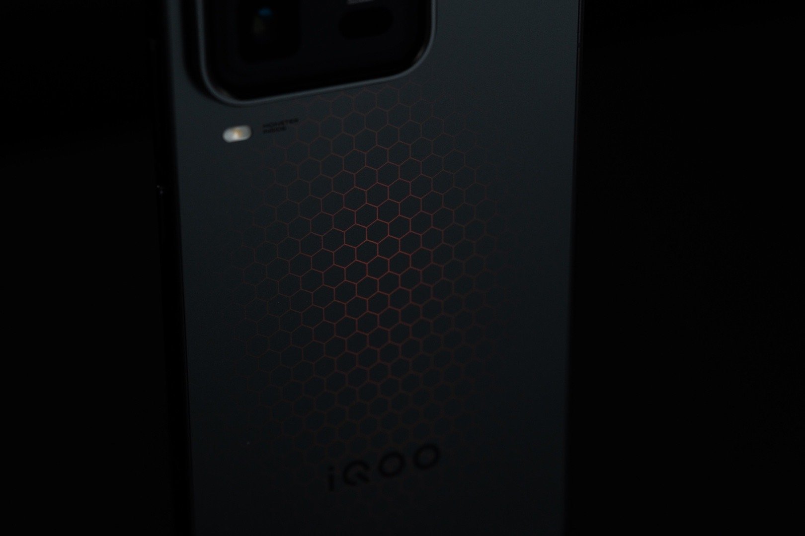 来看看iQOO15 Ultra，这外观是你的菜吗