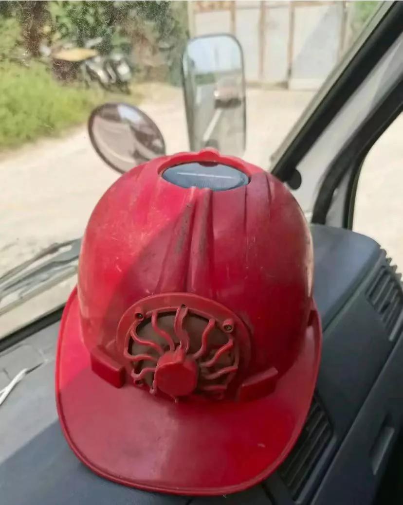 今天大检查被逮着了!
工地发的安全帽，都是甲方提供的，质量很好，偏偏一个工人，嫌