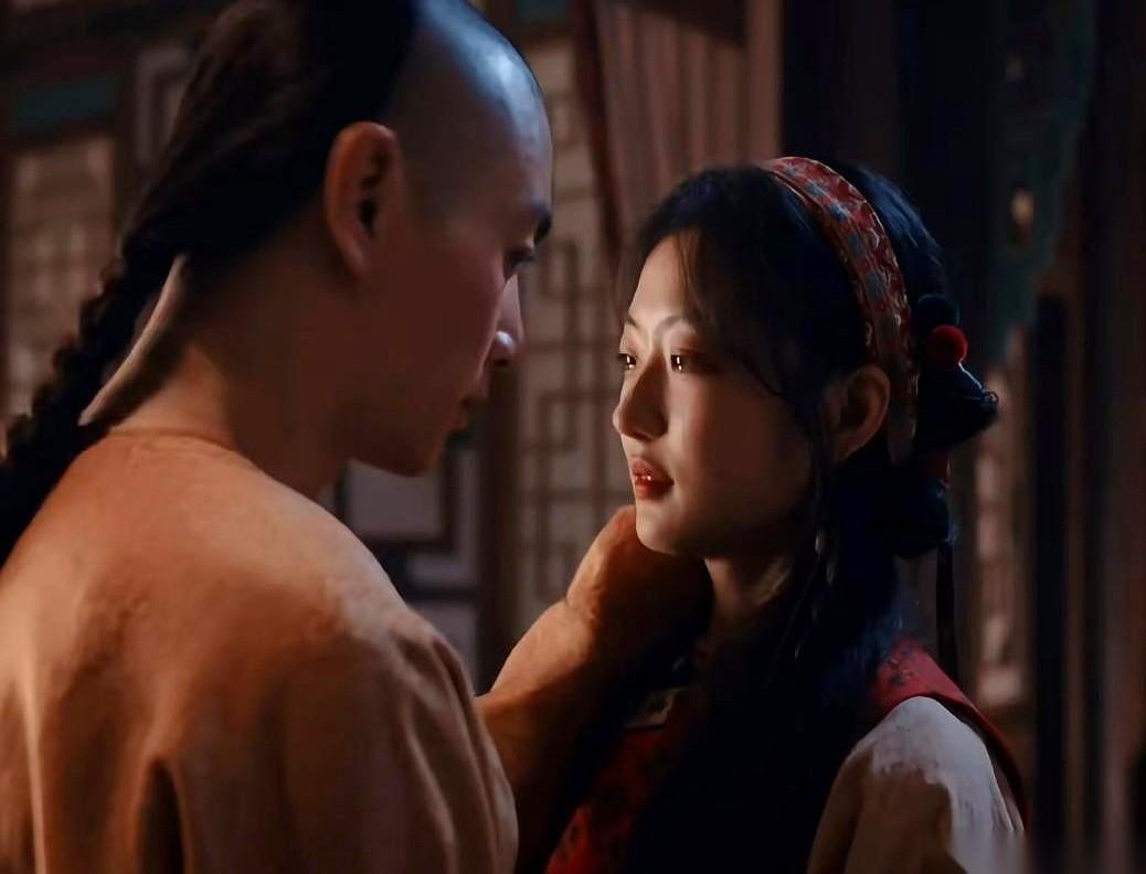 你以为老丈人喝多了趴桌上装睡，是给你们小年轻创造二人世界？
想多了。
他是在第一