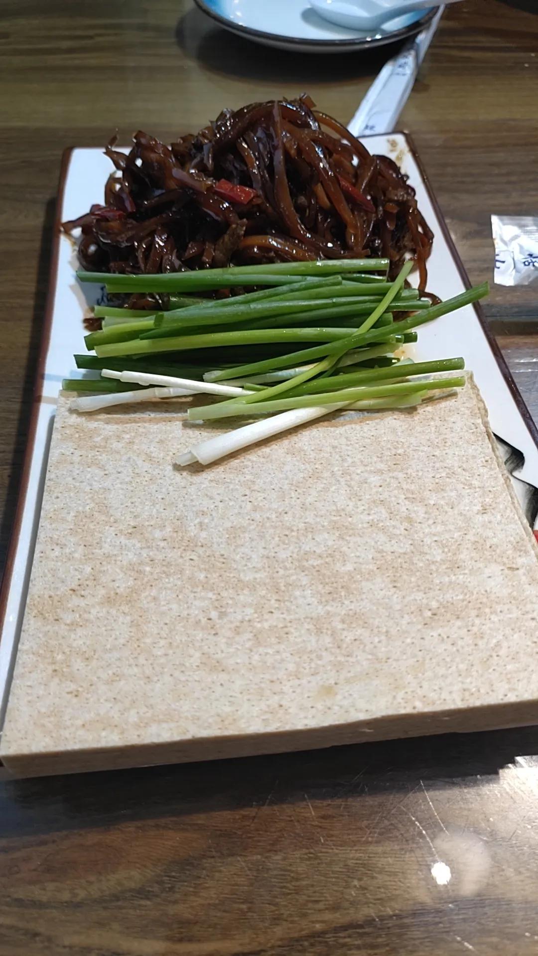 他们去淄博了仨人蘸着免费的酱分吃一张煎饼咋整？你这不是害山东老乡吗？