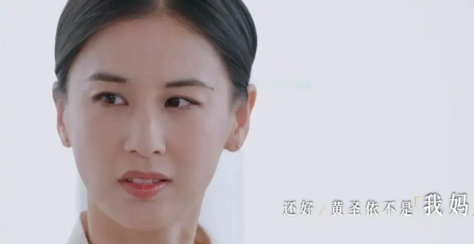 杨子对倪萍等人吐槽黄圣依给孩子安排时间表说：“还好她不是我妈，不然我就疯了。”倪