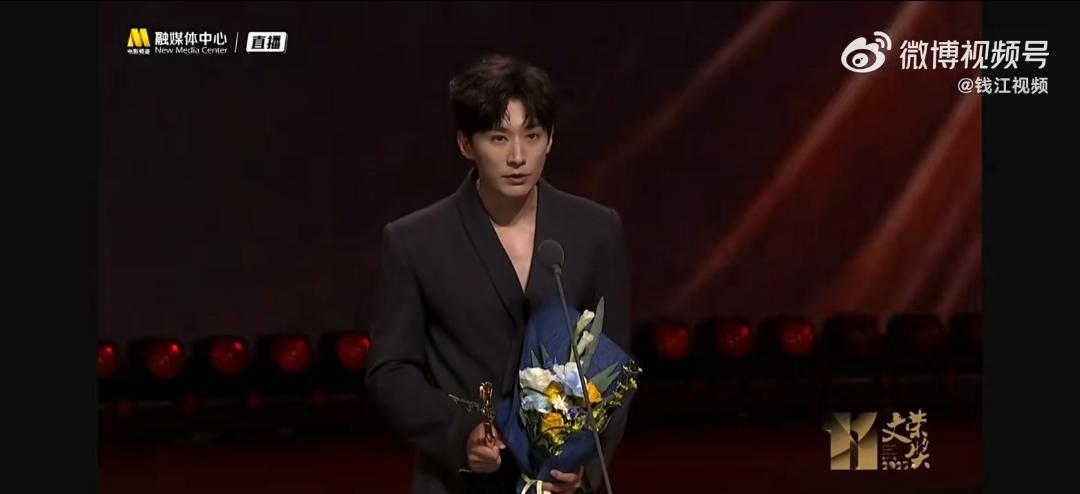 刘学义文荣奖当众“表白”唐嫣：她用120%专业，让我的角色活了！
 
文荣奖颁奖