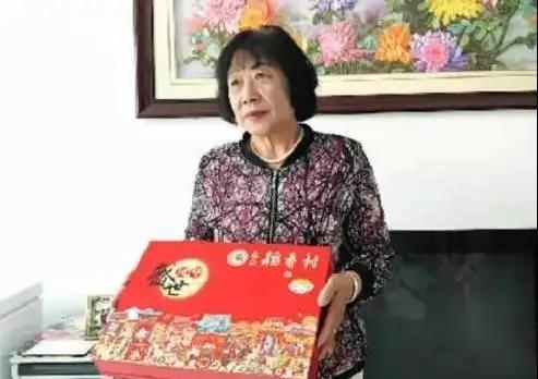 1987年，内蒙1男生考上大学，向女老师报喜，女老师高兴的从兜里掏出20块钱，塞