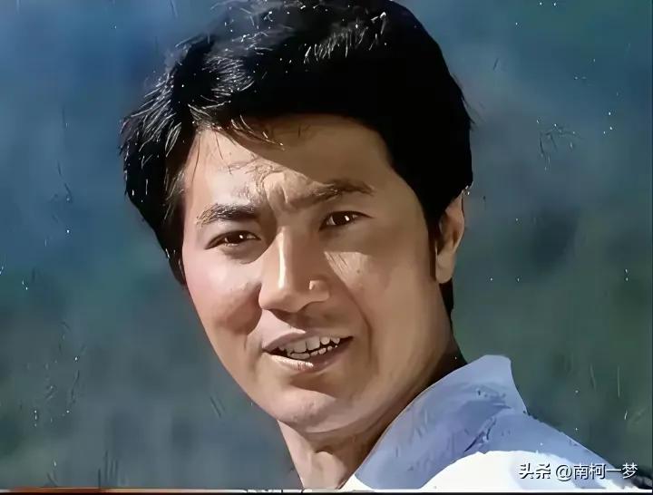 朋友们
你们猜猜他是谁？
估计打死你们都猜不到
这年轻和年老的样子简直判若两人嘛