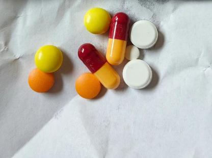 感冒用药别乱试，越小的病越容易吃出问题
很多人感冒后第一反应就是多吃药、混吃药，