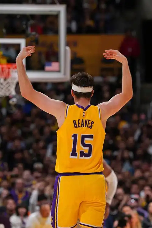 赛后奥斯汀·里夫斯在谈到与卢卡·东契奇搭档的轻松之处时表示：“他吸引了大量防守注