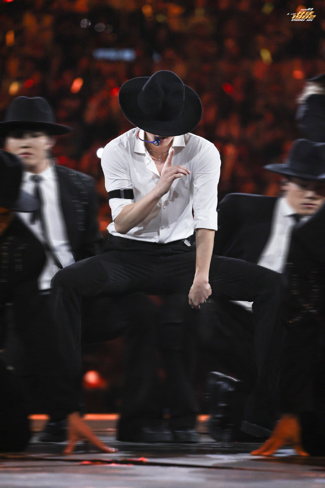 张杰张杰给张杰送黄金张杰未LIVE巡回演唱会报！追星天花板诞生了！和偶像同名还被