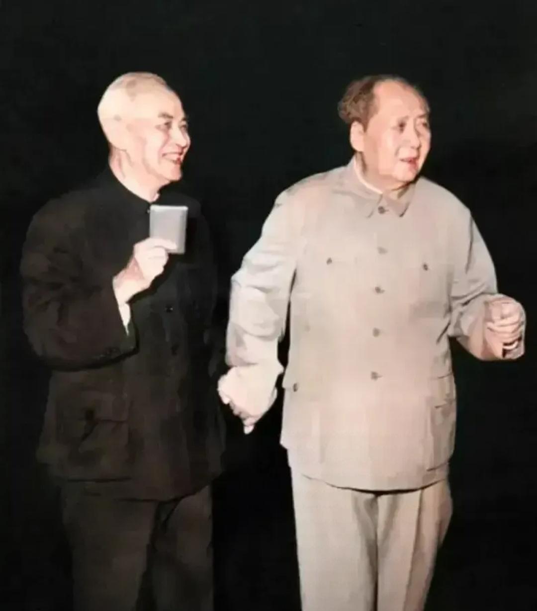 毛主席拉着李四光的手，一起去看豫剧，毛主席待人就是这么随和。

1964年元旦，