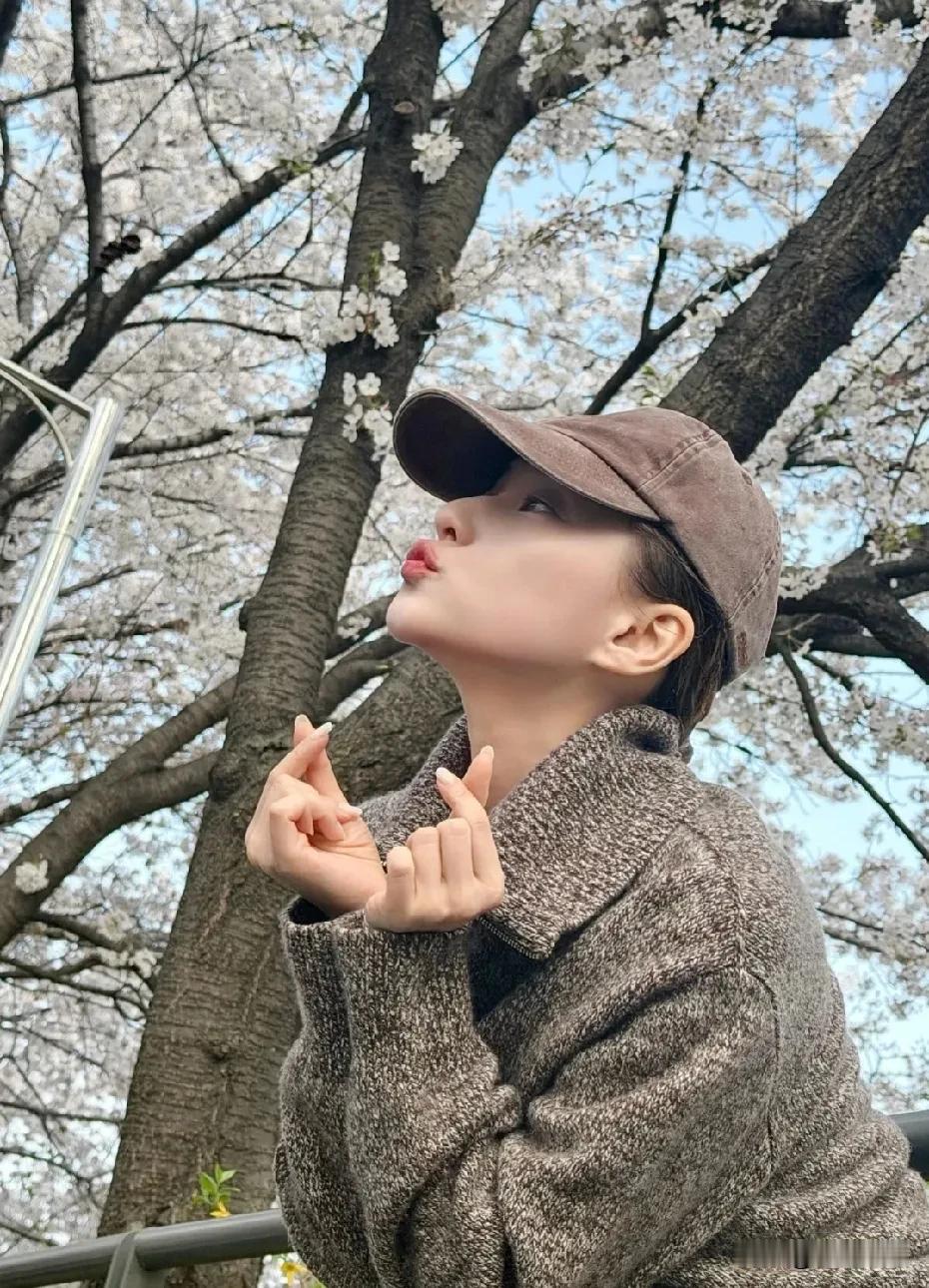 看现在谁还说他们感情不好啊？！
何超莲晒照，和老公一起赏樱花，她在老公的视角下好