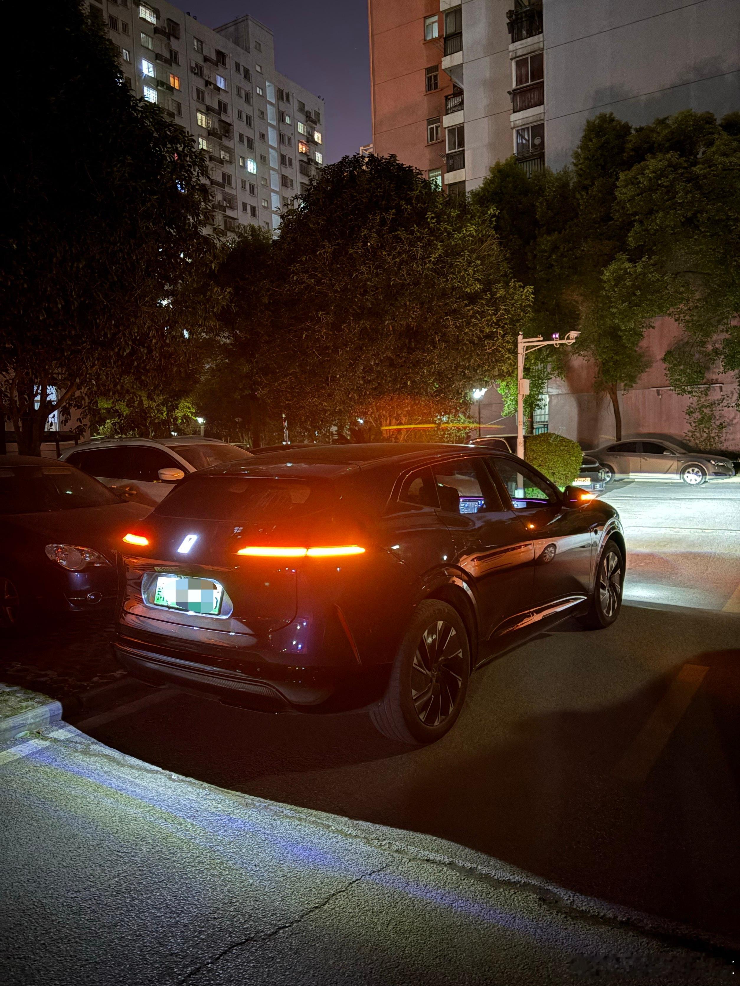 我店里好大哥真是心有猛虎 细嗅蔷薇大晚上开咱阿维塔07过来给我送了俩可爱的卡通包