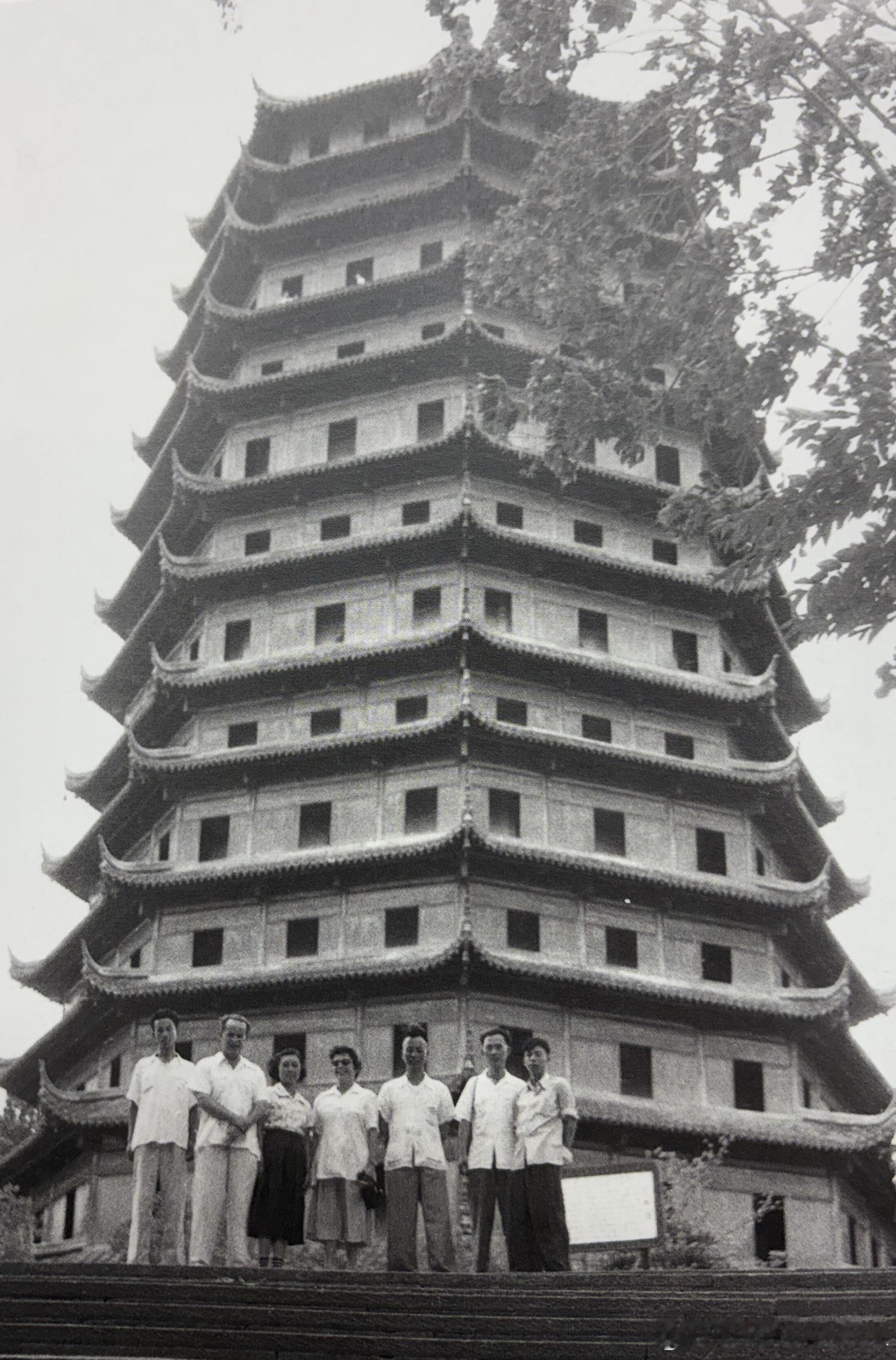 1956年7月来华访问的危地马拉前总统阿本斯（左二）在杭州游览。他是访问新中国的