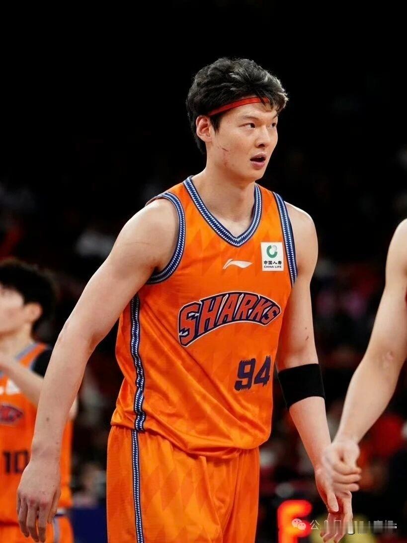 你可是拿着顶薪合同呀，王哲林1投0中仅得2分1篮板！

在今晚上海队与青岛队的C