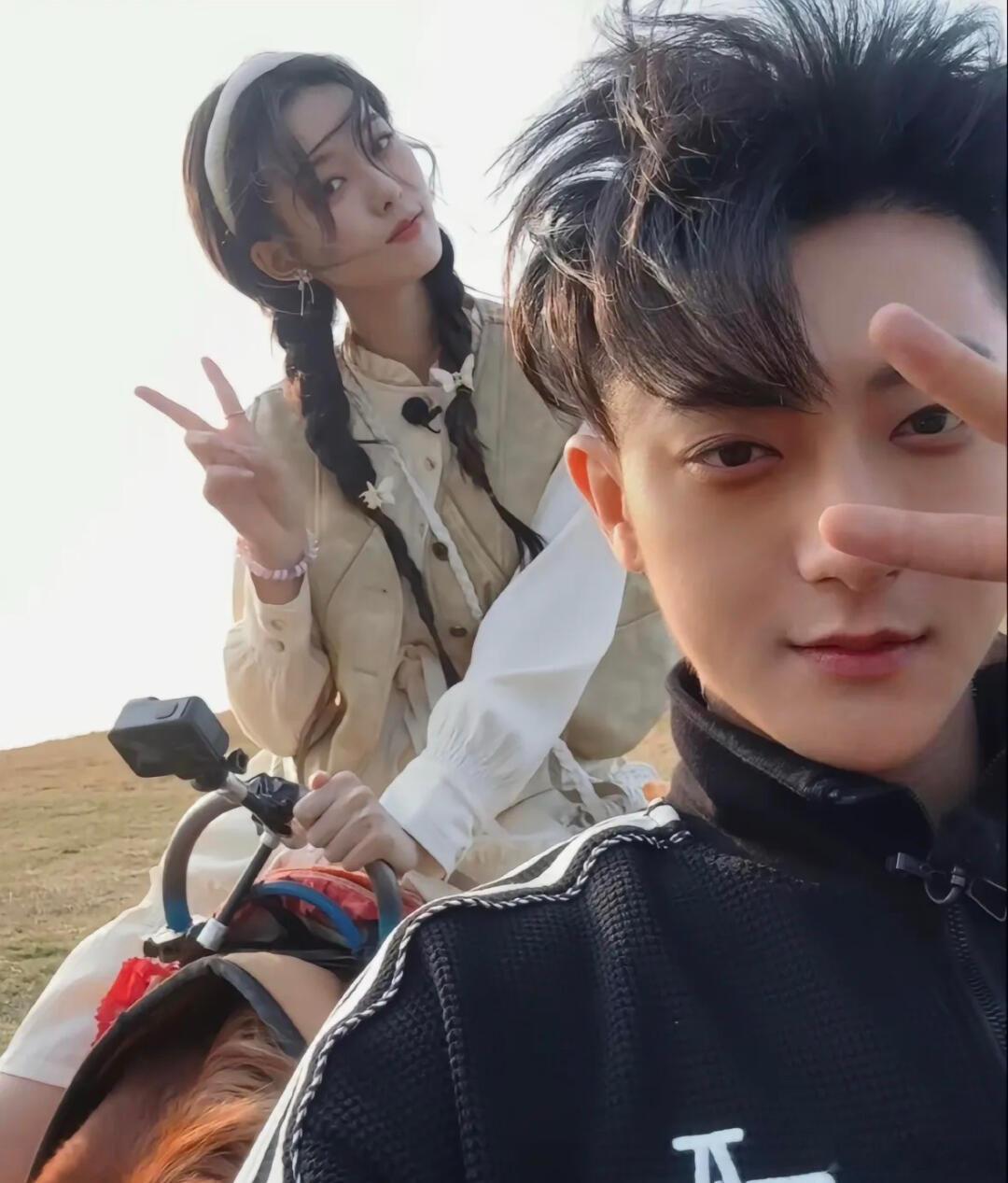 网友也没放过黄子韬的黑眼圈 看着他恋爱结婚后，真的肉眼可见的幸福，黑眼圈都小了不