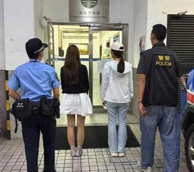 两名持旅客身份入境的内地女学生，竟当场被警方截获！到底拍到了什么，让她们惹上麻烦