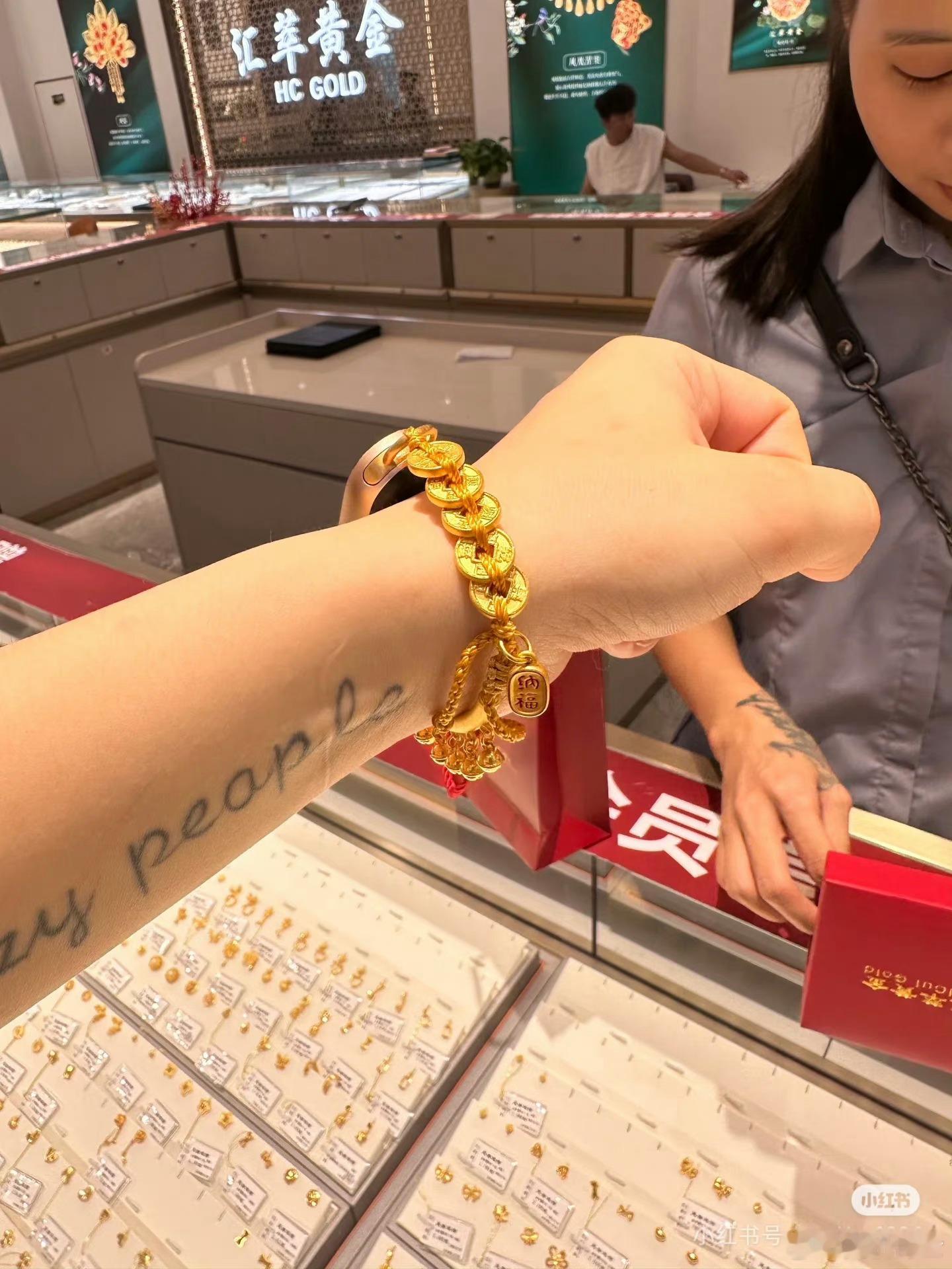 两百块的小米手环，串上两万块的定制黄金腕带，平价科技与奢侈配饰的碰撞，莫名喜欢这